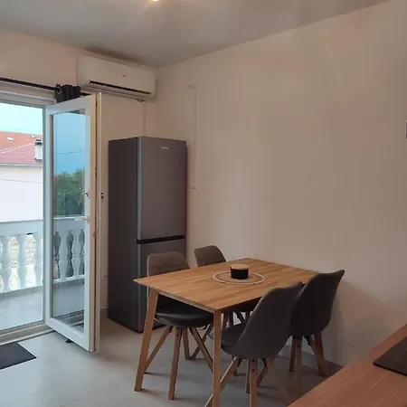 Maris Apartment *